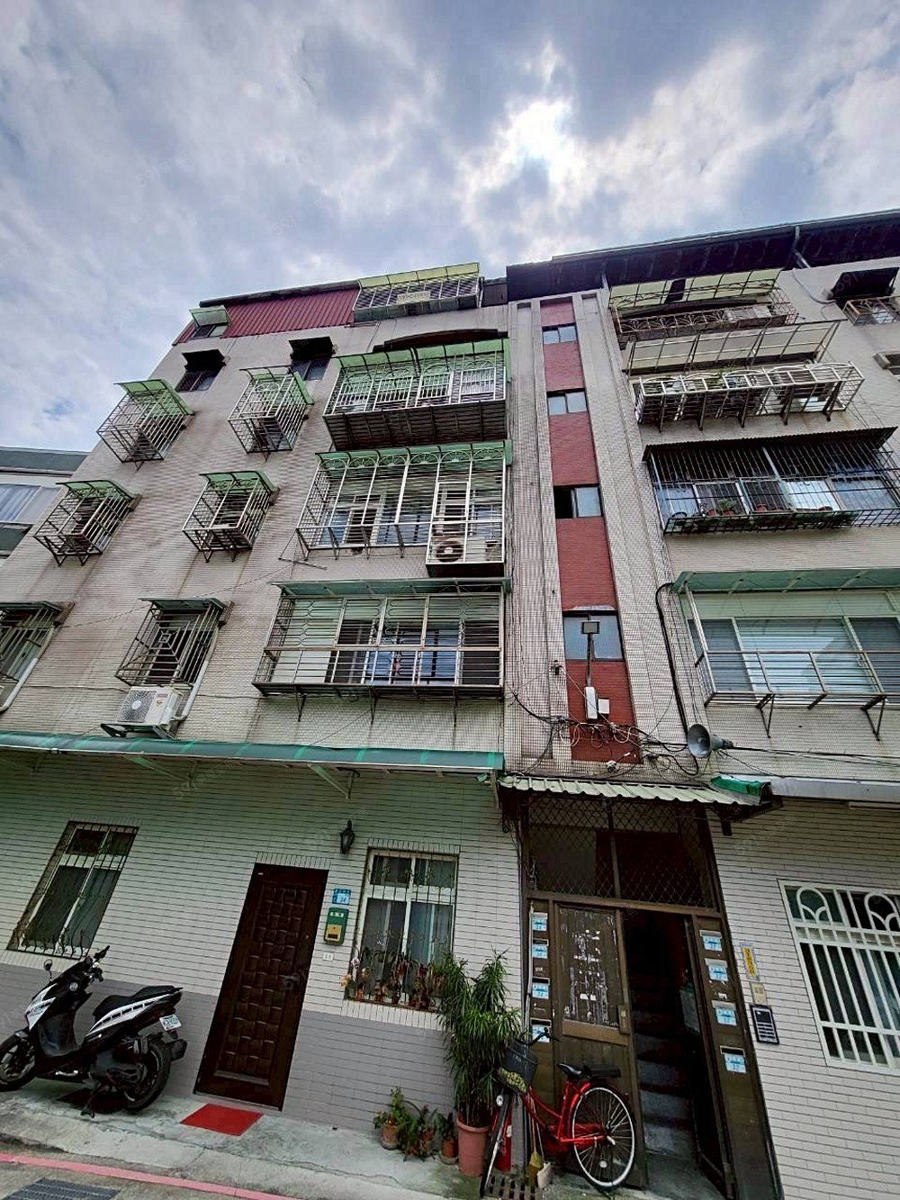 蘆洲正和街|五樓三房公寓|建物外觀